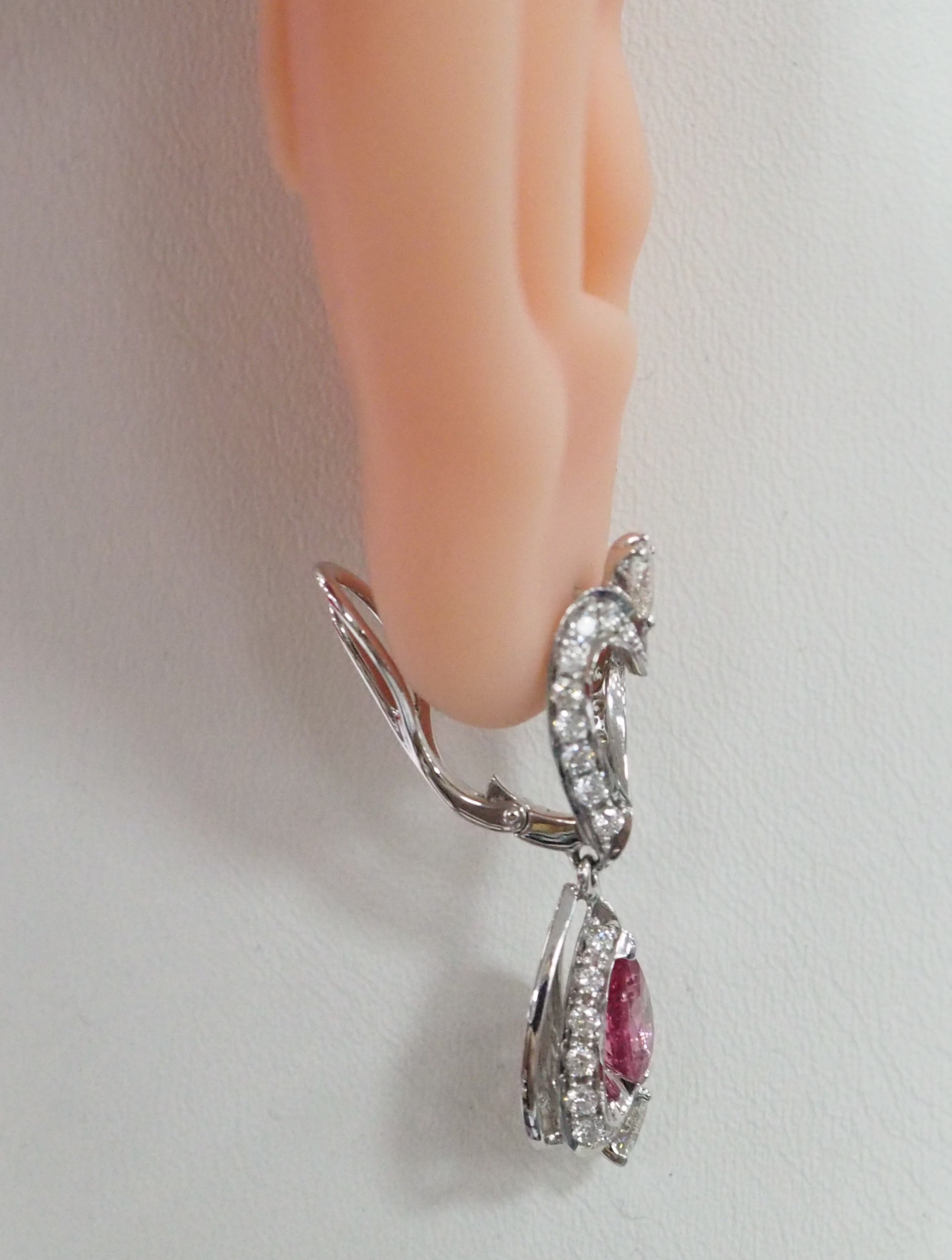 Серьги из белого золота с розовой шпинелью